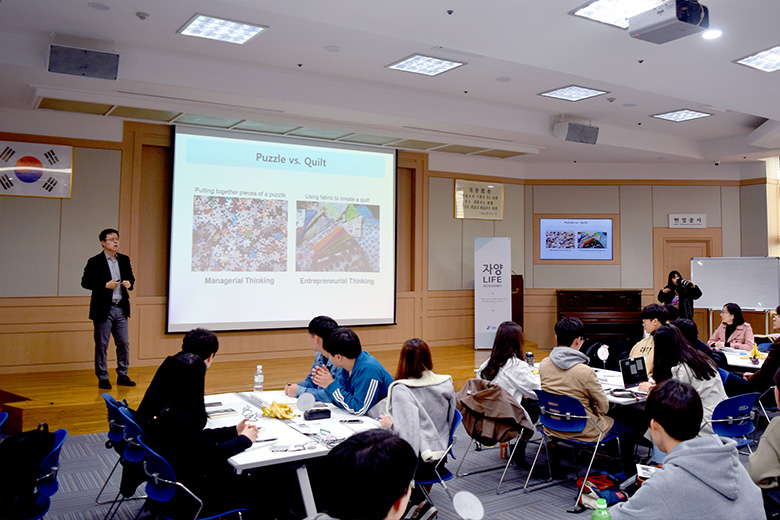 자양라이프아카데미에서 강의를 하고 있는 이지환 교수