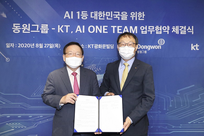 27일 서울 종로구 KT 광화문빌딩 East에서 열린 ‘대한민국 AI 1등 국가를 위한 업무협약식'에서 박인구 동원그룹 부회장(왼쪽), 구현모 KT 대표(오른쪽)가 기념사진을 찍고 있다.
