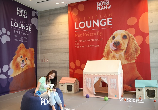 <동원F&B가 강아지 전용 놀이터 '뉴트리플랜 라운지'를 '알로프트 서울 강남'에 마련했다>