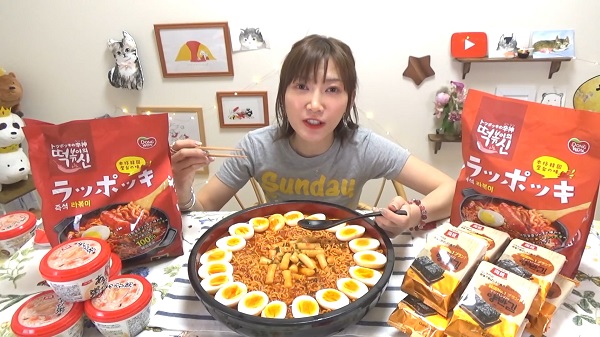 <일본의 유명 먹방 유튜버 키노시타 유우카가 동원F&B '떡볶이의신' 먹방을 선보이고 있다>