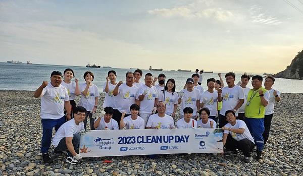 <22일 부산시 영도구 감지해변에서 진행된 ‘국제 해안 클린업데이’ 행사에서 동원산업 직원들이 기념 사진 촬영을 하고 있다>