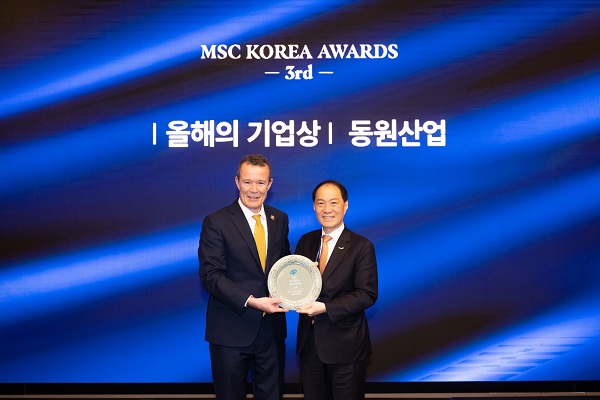 <3일 서울 여의도 콘래드 호텔에서 진행된 제3회 MSC코리아 어워즈에서 민은홍 동원산업 대표(오른쪽)가 루퍼트 호우스 MSC 글로벌 CEO(왼쪽)로부터 ‘올해의 기업상’을 수상하고 있다>